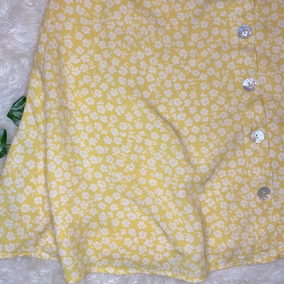 H&M DIVIDED PRINTED MINI TWIRL SKIRT • YELLOW WITH WHITE FLORAL PATTERN • SIZE 6 - Picture 6 of 10